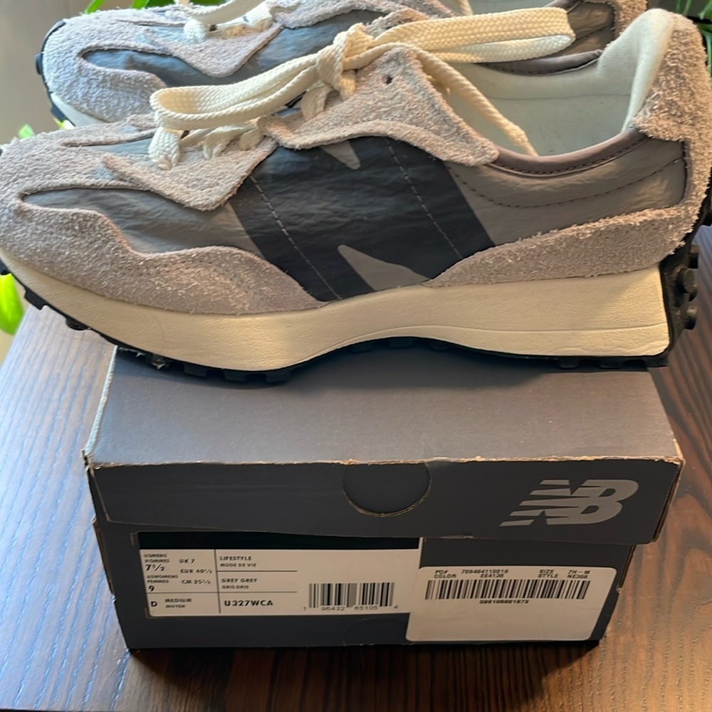 New Balance 327 grey like new. Men’s 7.5, Women’s 9.